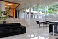 階段でくつろぐ家